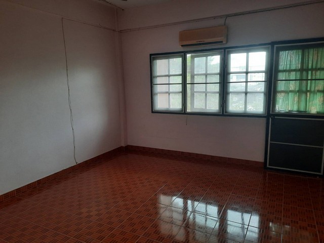 ขายด่วนๆ ตึกอาคารพาณิชย์ 2 ชั้นครึ่ง ตำบลท่าพี่เลี้ยง อำเภอเมืองจ.สุพรรณบุรีจังหวัดสุพรรณบุรี