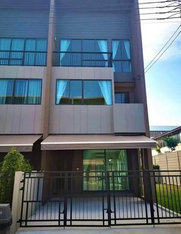 ให้เช่าทาวน์โฮม 3 ชั้นหลังมุม สไตล์ Penthouse โครงการบ้านกลางเมือง ลาดพร้าว-เสรีไทย ซอยเสรีไทย52 มีพื้นที่สวน ต่อเติมห้องครัวแล้ว