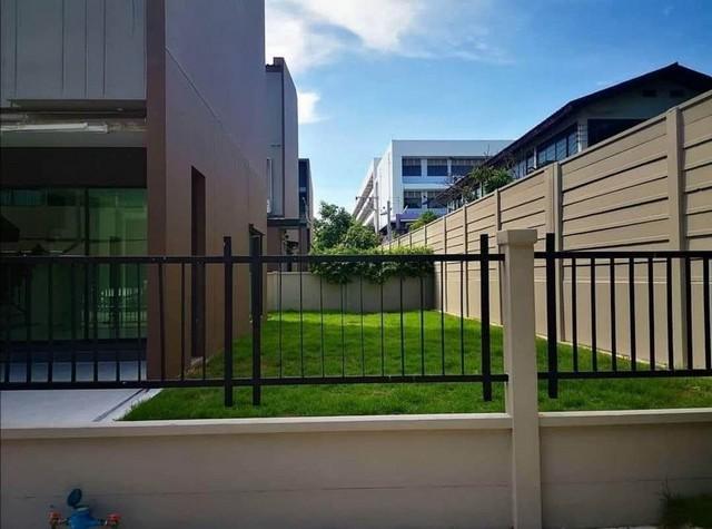 ให้เช่าทาวน์โฮม 3 ชั้นหลังมุม สไตล์ Penthouse โครงการบ้านกลางเมือง ลาดพร้าว-เสรีไทย ซอยเสรีไทย52 มีพื้นที่สวน ต่อเติมห้องครัวแล้ว