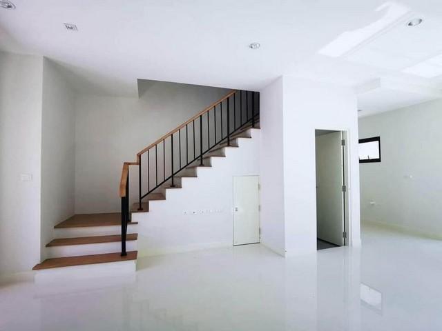 ให้เช่าทาวน์โฮม 3 ชั้นหลังมุม สไตล์ Penthouse โครงการบ้านกลางเมือง ลาดพร้าว-เสรีไทย ซอยเสรีไทย52 มีพื้นที่สวน ต่อเติมห้องครัวแล้ว