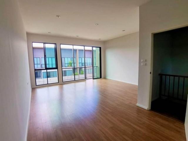 ให้เช่าทาวน์โฮม 3 ชั้นหลังมุม สไตล์ Penthouse โครงการบ้านกลางเมือง ลาดพร้าว-เสรีไทย ซอยเสรีไทย52 มีพื้นที่สวน ต่อเติมห้องครัวแล้ว