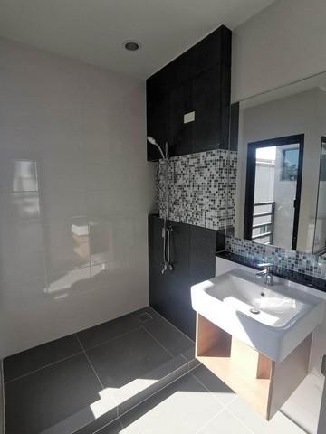 ให้เช่าทาวน์โฮม 3 ชั้นหลังมุม สไตล์ Penthouse โครงการบ้านกลางเมือง ลาดพร้าว-เสรีไทย ซอยเสรีไทย52 มีพื้นที่สวน ต่อเติมห้องครัวแล้ว