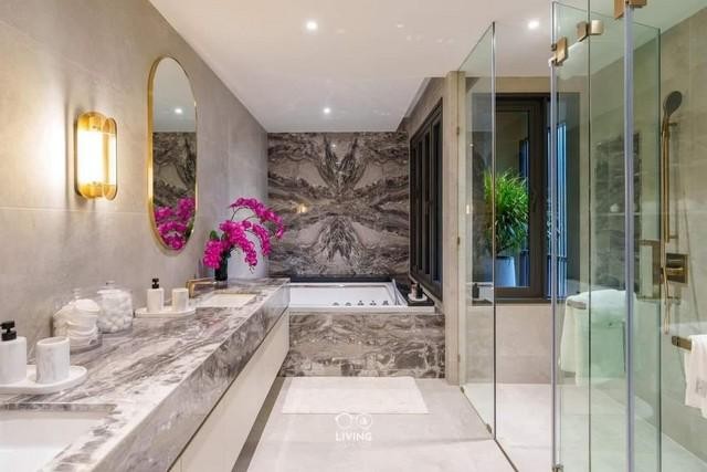 ให้เช่าบ้านโครงการหรู หมู่บ้าน Bugaan Pattanakarn สไตล์ Modern Luxury พร้อมลิฟต์แก้วและสระว่ายน้ำในตัว