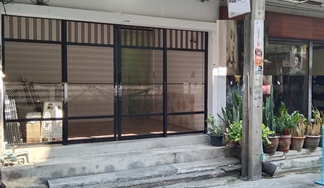 ออฟฟิศ ค้าขาย 18 ตรว.ให้เช่าอาคารพาณิชย์ 3 ชั้นครึ่ง Hostel ร้านอาหาร  3นอน 2น้ำ 3แอร์ 1จอดรถ