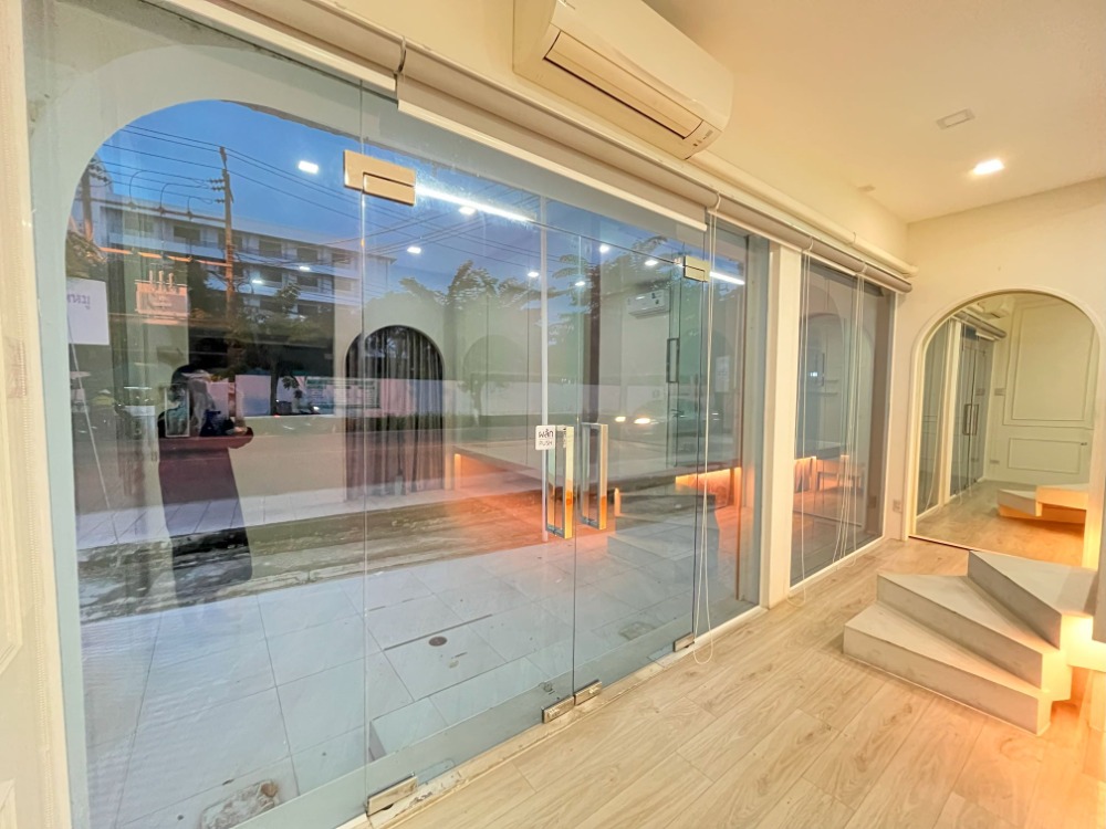 ให้เช่าพื้นที่ชั้น 1 ริมถนนพระรามที่ 2 ซอย 47 พื้นที่ใช้สอย 35 ตรม.  เหมาะเป็นร้านค้า ออฟฟิศ ร้านคาเฟ่ ร้านทำเล็บ ร้านทำผม 