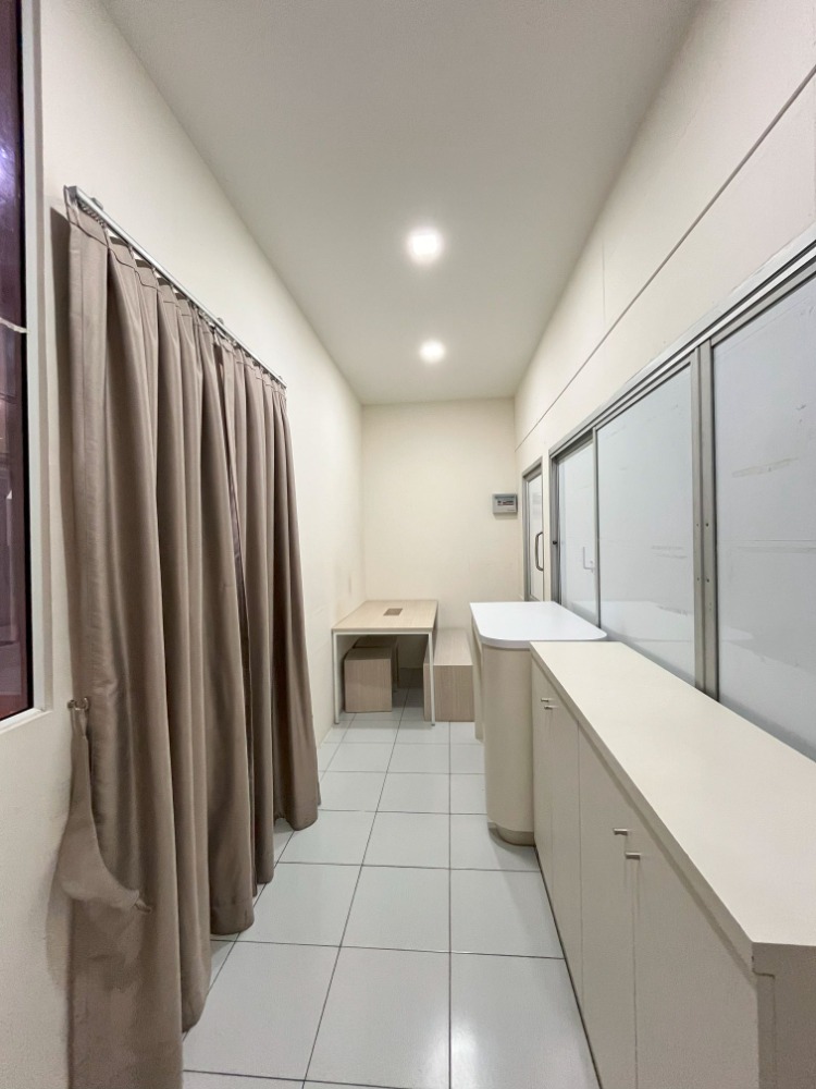 ให้เช่าพื้นที่ชั้น 1 ริมถนนพระรามที่ 2 ซอย 47 พื้นที่ใช้สอย 35 ตรม.  เหมาะเป็นร้านค้า ออฟฟิศ ร้านคาเฟ่ ร้านทำเล็บ ร้านทำผม 