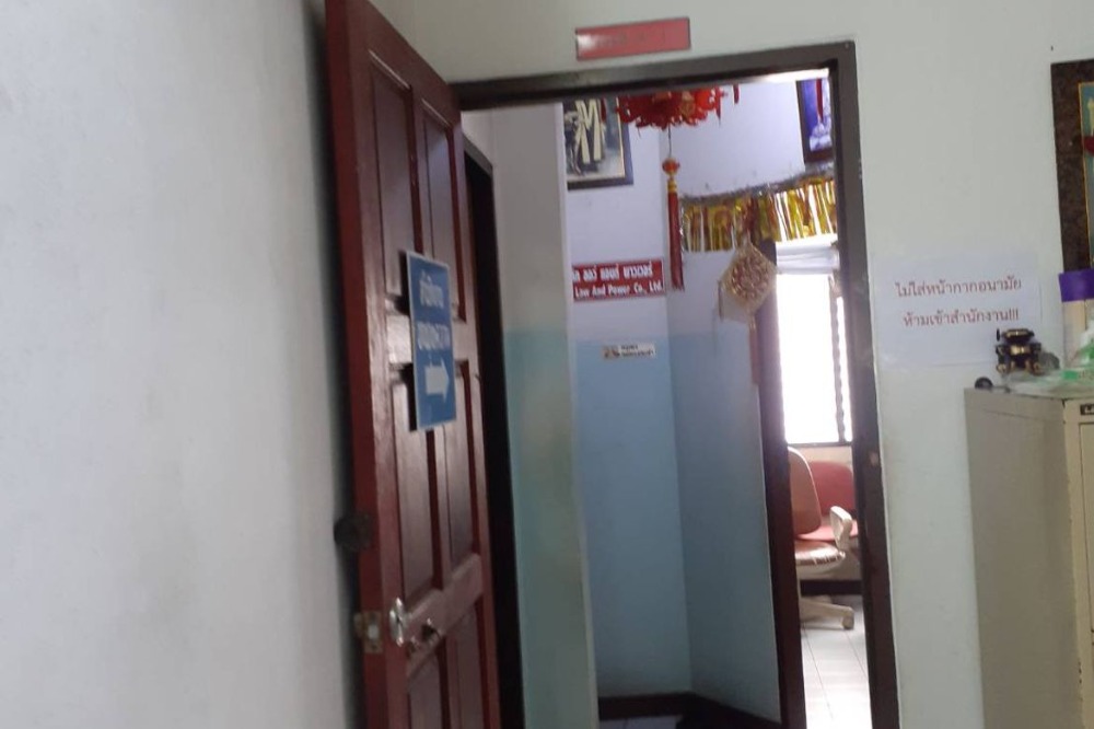 ให้เช่าอาคารพาณิชย์ 4 ชั้น 2 คูหา เนื้อที่ 22  ตารางวา  10 ห้องนอน 5 ห้องน้ำ ใกล้สถานี BTS ปากน้ำ ประมาณ 500 ม. 