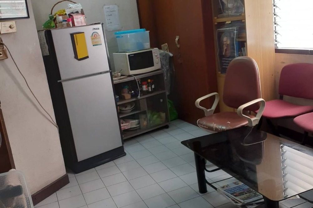 ให้เช่าอาคารพาณิชย์ 4 ชั้น 2 คูหา เนื้อที่ 22  ตารางวา  10 ห้องนอน 5 ห้องน้ำ ใกล้สถานี BTS ปากน้ำ ประมาณ 500 ม. 