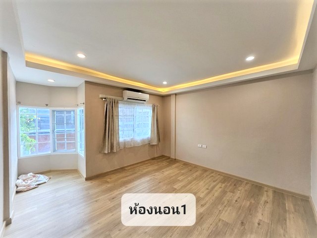 ขายทาวน์โฮม 2 ชั้น ย่าน ลาดพร้าววังหิน82 รีโนเวทแล้ว เดินทางเข้าออกได้หลายทาง ซอยไม่ตัน จะไปออก ซอย พหลโยธิน 32 ใกล้รถไฟฟ้า BTS เสนานิคม