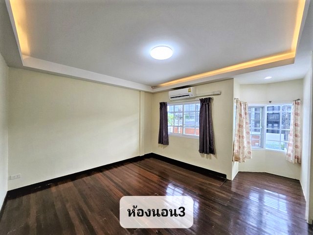 ขายทาวน์โฮม 2 ชั้น ย่าน ลาดพร้าววังหิน82 รีโนเวทแล้ว เดินทางเข้าออกได้หลายทาง ซอยไม่ตัน จะไปออก ซอย พหลโยธิน 32 ใกล้รถไฟฟ้า BTS เสนานิคม