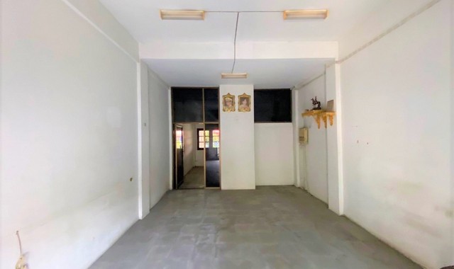 ขายอาคารพาณิชย์   อำเภอเมืองสมุทรปราการ   สมุทรปราการ (PKK04-06048)