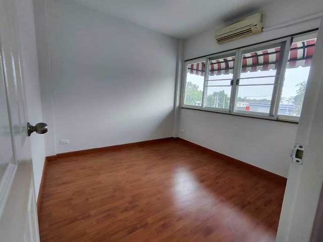 ขายทาวน์โฮมส์ 3 ชั้น 4 ห้องนอน รีโนเวทใหม่ หมู่บ้านสิทธารมย์ ซอยรามอินทรา 45 ใกล้รถไฟฟ้าสถานีมัยลาภ 450 เมตร 