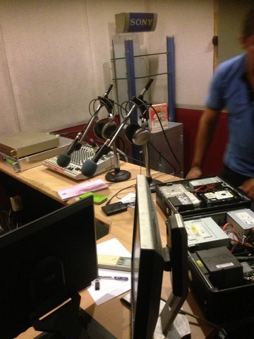 เซ้งและหรือให้เช่าคลื่นวิทยุชุมชนก่อตั้งมานมนานหลายปีจดทะเบียนขออนุญาติถูกต้อง กสทช. ทำต่อได้เลย โทร 083-0052952