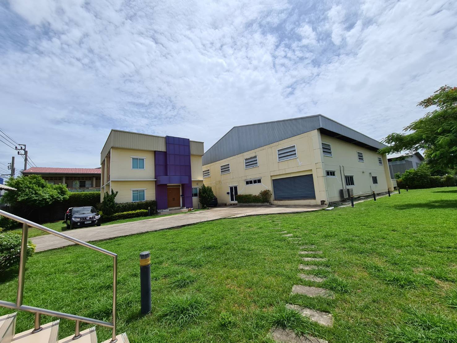 ขายที่ดินพร้อมสิ่งปลูกสร้าง  พื้นที่~ 1.5 ไร่ (541.5 ตรว.) โรงงาน,อาคารสำนักงาน,ที่พักพนักงาน  โครงสร้างแข็งแรง มีใบอนุญาตก่อสร้าง