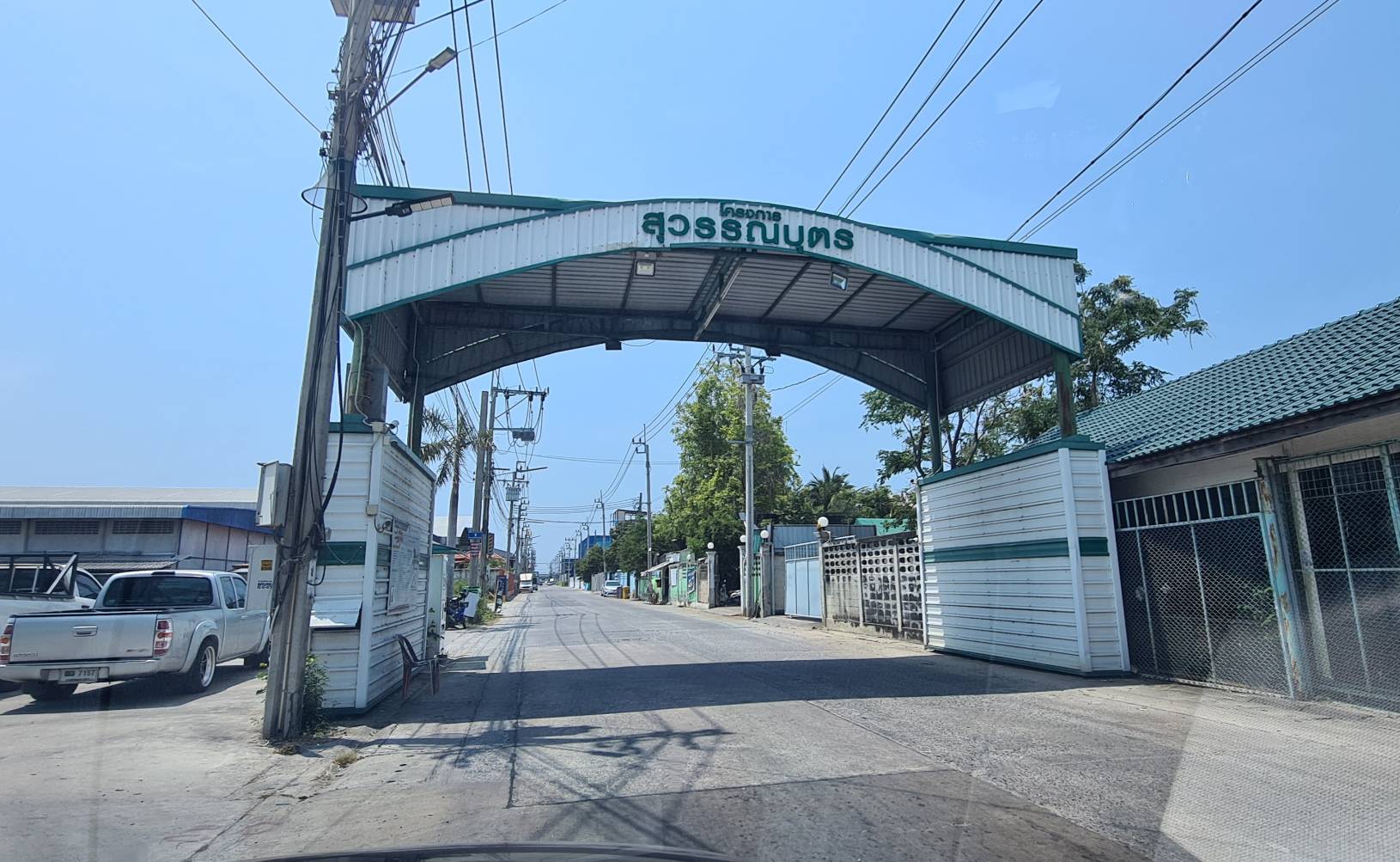 ขายที่ดินพร้อมสิ่งปลูกสร้าง  พื้นที่~ 1.5 ไร่ (541.5 ตรว.) โรงงาน,อาคารสำนักงาน,ที่พักพนักงาน  โครงสร้างแข็งแรง มีใบอนุญาตก่อสร้าง