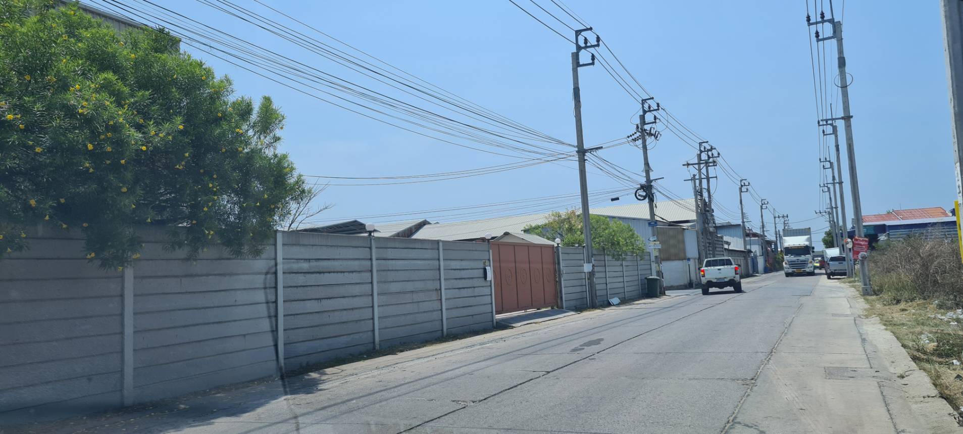 ขายที่ดินพร้อมสิ่งปลูกสร้าง  พื้นที่~ 1.5 ไร่ (541.5 ตรว.) โรงงาน,อาคารสำนักงาน,ที่พักพนักงาน  โครงสร้างแข็งแรง มีใบอนุญาตก่อสร้าง