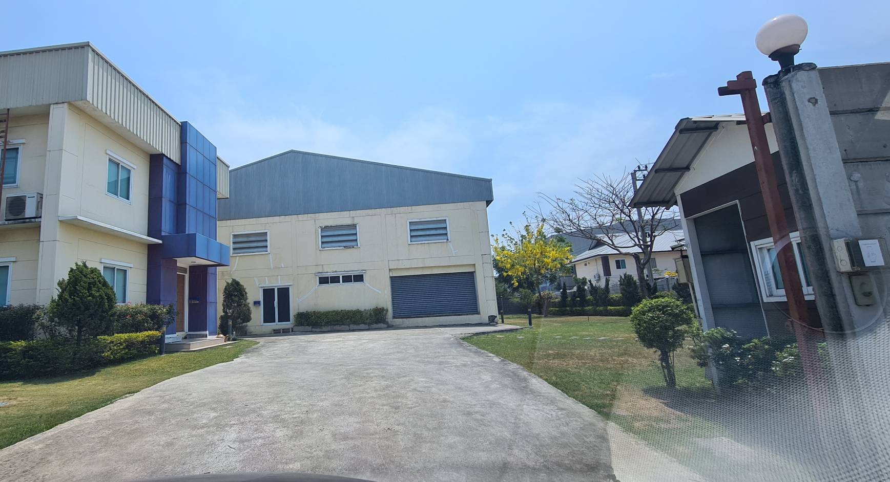 ขายที่ดินพร้อมสิ่งปลูกสร้าง  พื้นที่~ 1.5 ไร่ (541.5 ตรว.) โรงงาน,อาคารสำนักงาน,ที่พักพนักงาน  โครงสร้างแข็งแรง มีใบอนุญาตก่อสร้าง