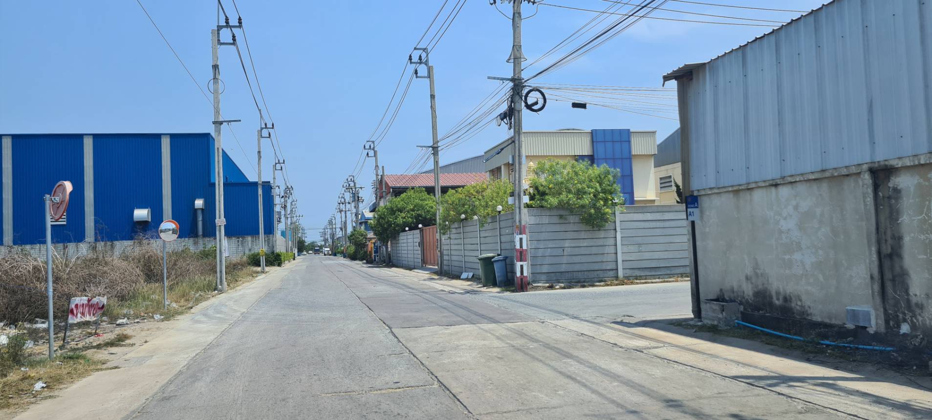 ขายที่ดินพร้อมสิ่งปลูกสร้าง  พื้นที่~ 1.5 ไร่ (541.5 ตรว.) โรงงาน,อาคารสำนักงาน,ที่พักพนักงาน  โครงสร้างแข็งแรง มีใบอนุญาตก่อสร้าง