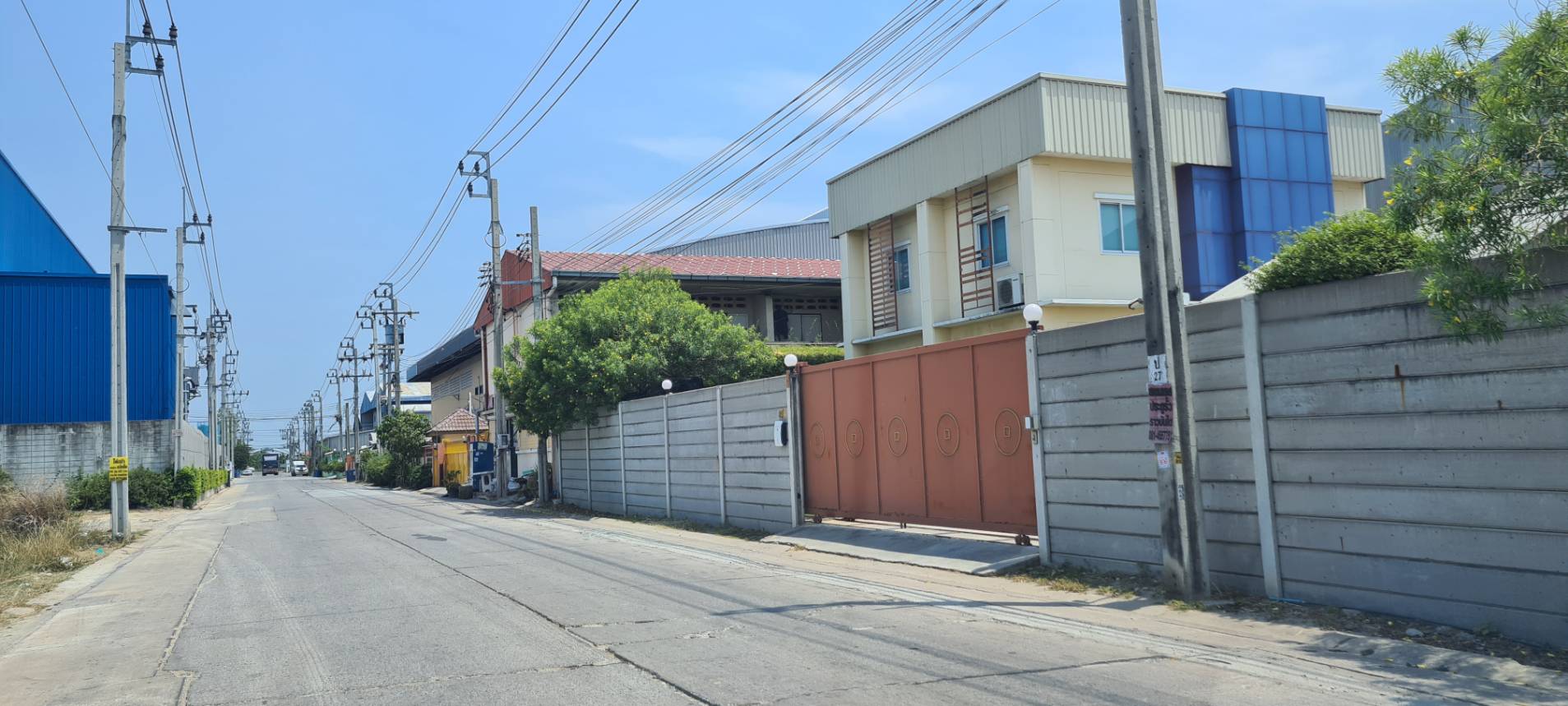 ขายที่ดินพร้อมสิ่งปลูกสร้าง  พื้นที่~ 1.5 ไร่ (541.5 ตรว.) โรงงาน,อาคารสำนักงาน,ที่พักพนักงาน  โครงสร้างแข็งแรง มีใบอนุญาตก่อสร้าง