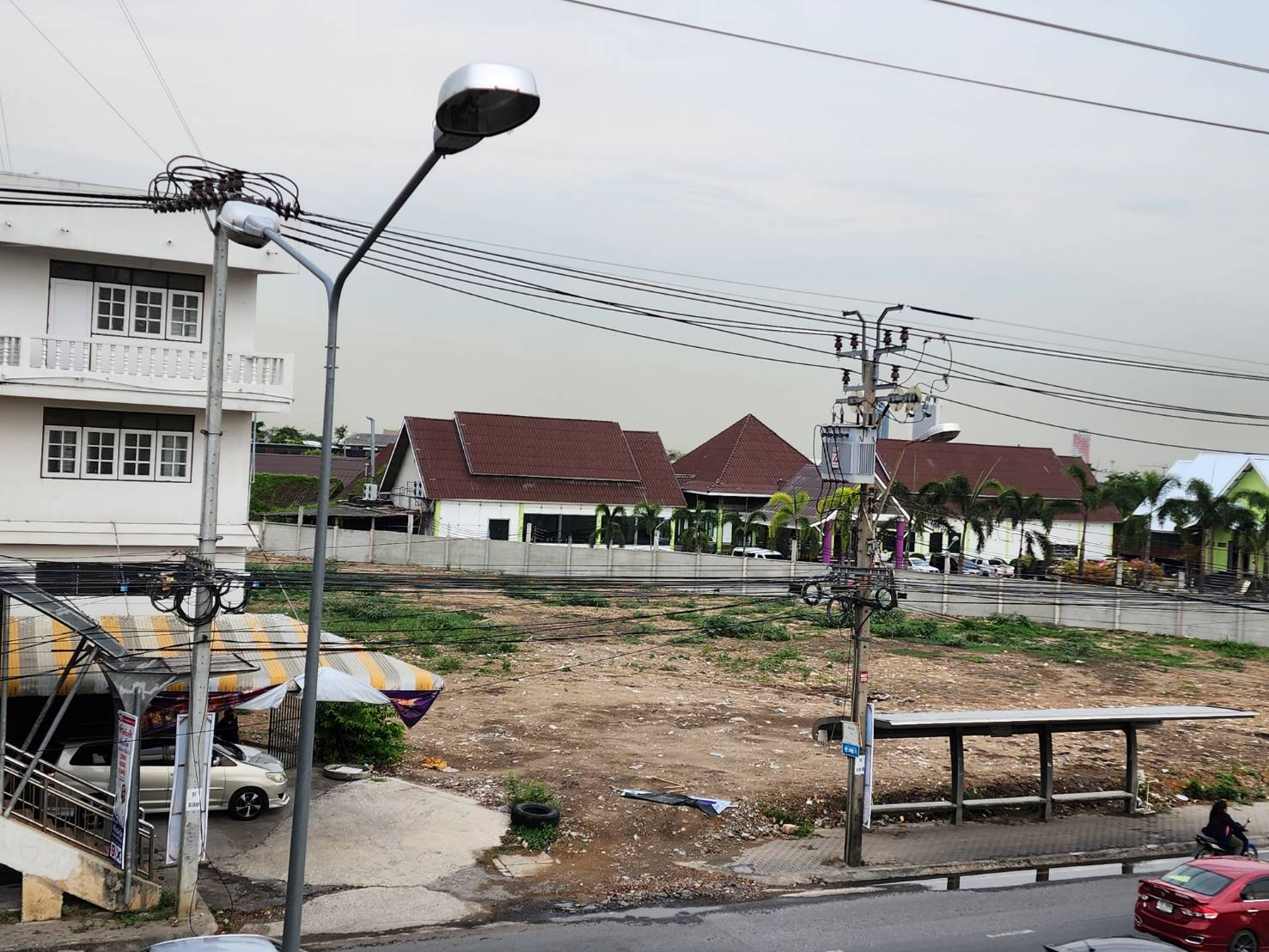 รหัส  ทดคุณอ้อ ติวานนท์ FOR RENT ที่ดิน - 2 RAI 1 NGAN 84 ตรว.  250000 BAHT. ทำเลดีเยี่ยม