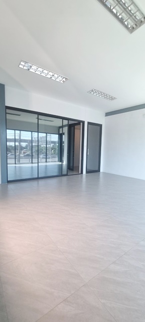 กรุงเทพ-ชลบุรีสายใหม่ ประเวศ ให้เช่า โชว์รูมและออฟฟิต 2ชั้น ติดถนน 200ตรว. 5ห้อง 6น้ำ 10-15จอดรถ โรงเรียนนานาชาติเวลลิงตัน พาราไดซ์ พาร์ค 