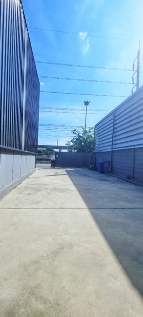 กรุงเทพ-ชลบุรีสายใหม่ ประเวศ ให้เช่า โชว์รูมและออฟฟิต 2ชั้น ติดถนน 200ตรว. 5ห้อง 6น้ำ 10-15จอดรถ โรงเรียนนานาชาติเวลลิงตัน พาราไดซ์ พาร์ค 