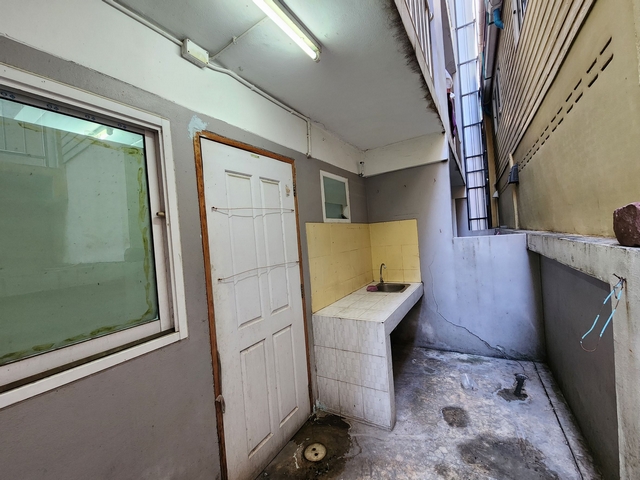 อาคารพาณิชย์ให้เช่า 2.5 ชั้น ใกล้ถนนสายใยรัก 50 เมตร กระทุ่มแบน เหมาะเปิดธุรกิจ โฮมออฟฟิต บ้านพักอาศัย ใกล้ถนนใหญ่ 