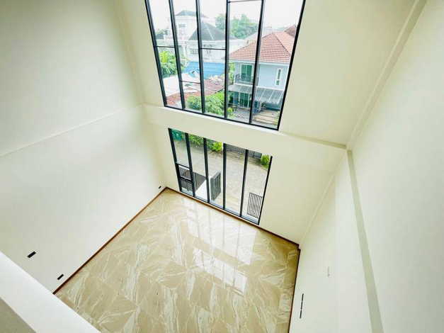 ขายโฮมออฟฟิศสร้างใหม่  3.5ชั้น ไฟฟ้า 3 เฟส รองรับ EV Charger ซอยนาคนิวาส 37 (ลาดพร้าว71) กรุงเทพฯ