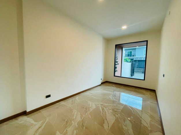 ขายโฮมออฟฟิศสร้างใหม่  3.5ชั้น ไฟฟ้า 3 เฟส รองรับ EV Charger ซอยนาคนิวาส 37 (ลาดพร้าว71) กรุงเทพฯ