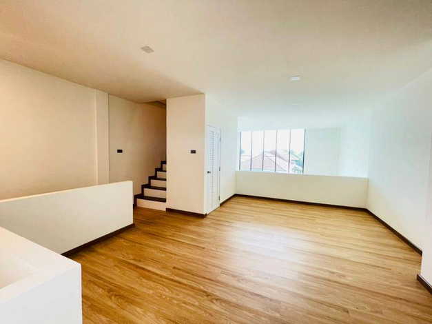 ขายโฮมออฟฟิศสร้างใหม่  3.5ชั้น ไฟฟ้า 3 เฟส รองรับ EV Charger ซอยนาคนิวาส 37 (ลาดพร้าว71) กรุงเทพฯ