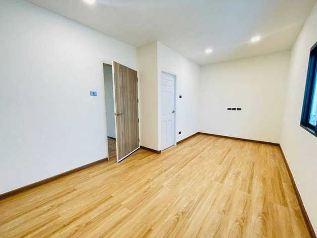 ขายโฮมออฟฟิศสร้างใหม่  3.5ชั้น ไฟฟ้า 3 เฟส รองรับ EV Charger ซอยนาคนิวาส 37 (ลาดพร้าว71) กรุงเทพฯ