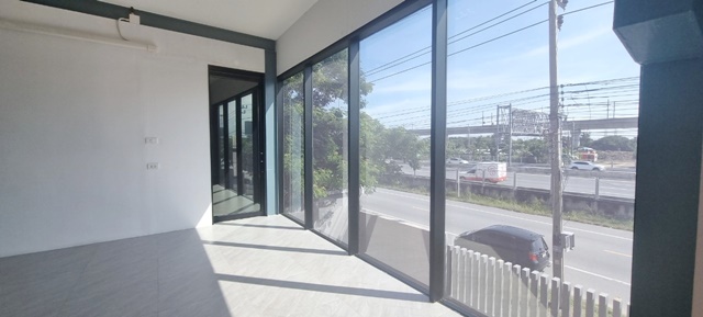 พาราไดซ์ พาร์ค โรงเรียนนานาชาติเวลลิงตัน  ติดถนนใหญ่ 202ตรว. ให้เช่า โชว์รูมและออฟฟิต 2ชั้น5ห้อง 6น้ำ 10-15จอดรถ กรุงเทพ-ชลบุรีสายใหม่ 