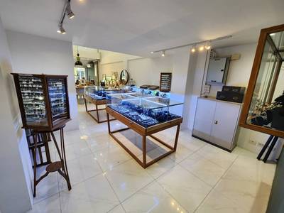 Rare Commercial Building for SALE at Tha Pae Walking Street!! Rachadamnoen Road Chiang Mai!! Suitable for every type of Business!!