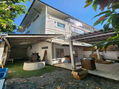 Rare Commercial Building for SALE at Tha Pae Walking Street!! Rachadamnoen Road Chiang Mai!! Suitable for every type of Business!!