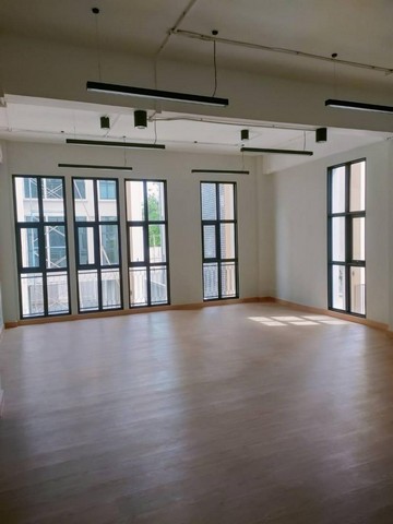 ให้เช่าสำนักงาน 4 ชั้น สไตล์นอร์ดิก ถนนหัวหมาก ใกล้ รถไฟฟ้าสีเหลือง