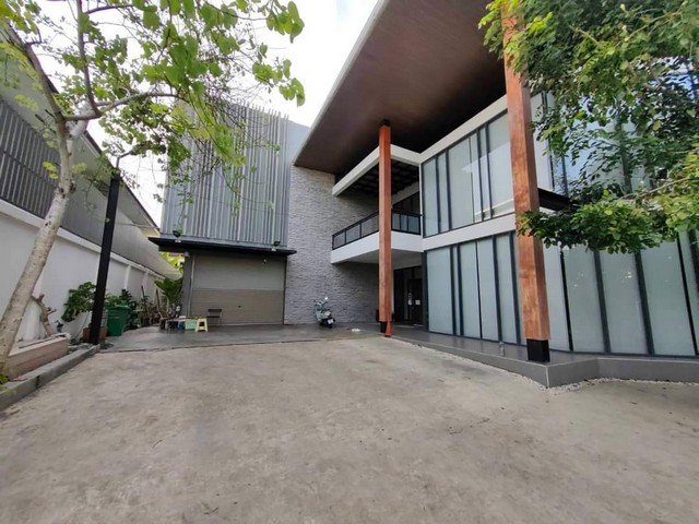 ขายโฮมออฟฟิศ 2 ชั้นพร้อมโกดัง เนื้อที่ 369 ตรว. พื้นที่รวม 950 ตรม. สุขุมวิท 101 ปุณณวิถี 44 เดินทางสะดวก 