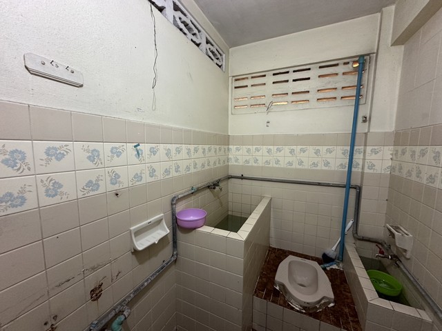    อาคารพาณิชย์ 6 ชั้น ซ.รามคำแหง 51/2 หน้า ม.รามคำแหง  13 ตร.ว 264 ตร.ม หน้า ม.รามคำแหง เหาะทำธุรกิจ ร้านค้า 