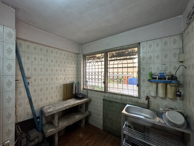    อาคารพาณิชย์ 6 ชั้น ซ.รามคำแหง 51/2 หน้า ม.รามคำแหง  13 ตร.ว 264 ตร.ม หน้า ม.รามคำแหง เหาะทำธุรกิจ ร้านค้า 