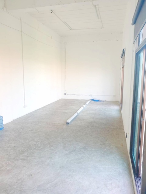 MRTรามคำแหง 1 กม.วัดเทพลีลา ให้เช่า สำนักงาน-ออฟฟิศ ใหม่ 42 ตรม. อยู่ภายในตึกอาคาร 4 ชั้น 22ตรว. 1ห้อง 1น้ำ จอดรถได้หลายคัน