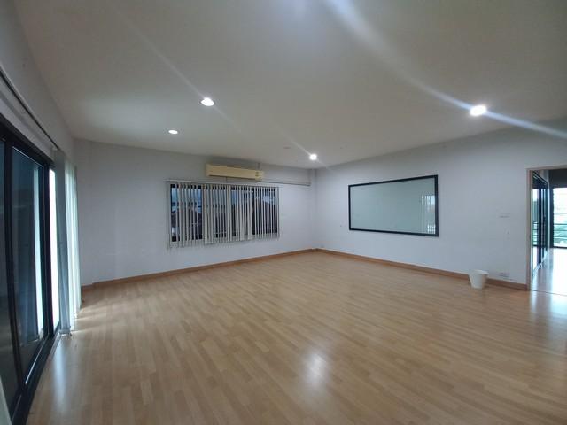 ให้เช่าสำนักงาน office เฉพาะชั้นที่ 3 เนื้อที่ 184 ตรม ซอยรามอินทรา 39 ที่จอดรถ 5-6 คัน ใกล้รถไฟฟ้า ใกล้ทางด่วน