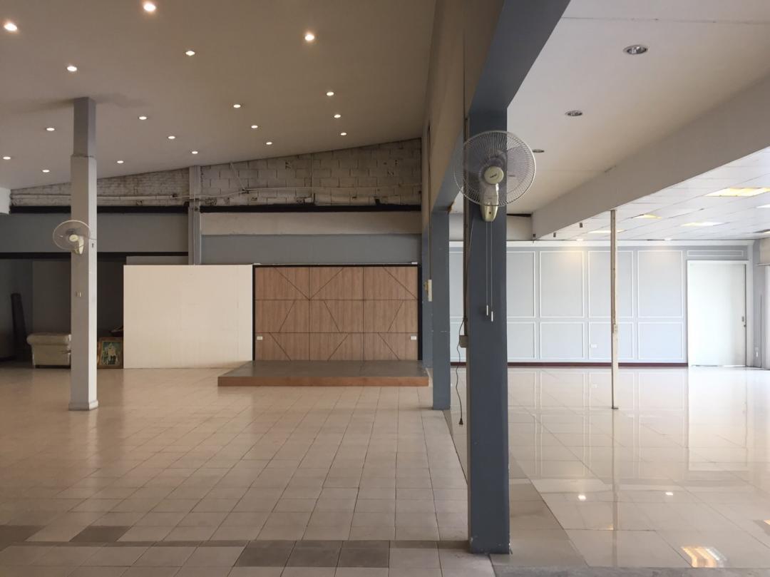 ให้เช่าพื้นที่ โชว์รูม พื้นที่ใช้สอย 250 ตารางเมตร หน้ากว้าง 15 เมตร ยาว 17 เมตร ริมถนนนวมินทร์