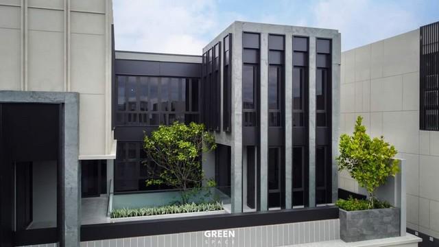 ให้เช่าพูลวิลล่า 3 ชั้น Bugaan Pattanakarn สไตล์ Modern Luxury 700 ตรม. 5 ห้องนอน ซอยพัฒนาการ32 พร้อมลิฟต์แก้ว สระว่ายน้ำในบ้าน