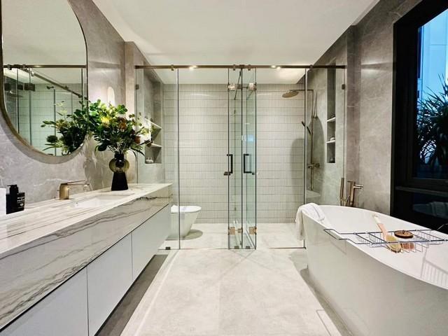 ให้เช่าพูลวิลล่า 3 ชั้น Bugaan Pattanakarn สไตล์ Modern Luxury 700 ตรม. 5 ห้องนอน ซอยพัฒนาการ32 พร้อมลิฟต์แก้ว สระว่ายน้ำในบ้าน