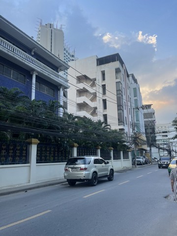 ที่ดินที่ดิน 2 แปลงซอยรัชดา 18 เขตห้วยขวาง กรุงเทพฯ ห่างจากรถไฟฟ้า MRT สุทธิสาร ประมาณ 650 เมต