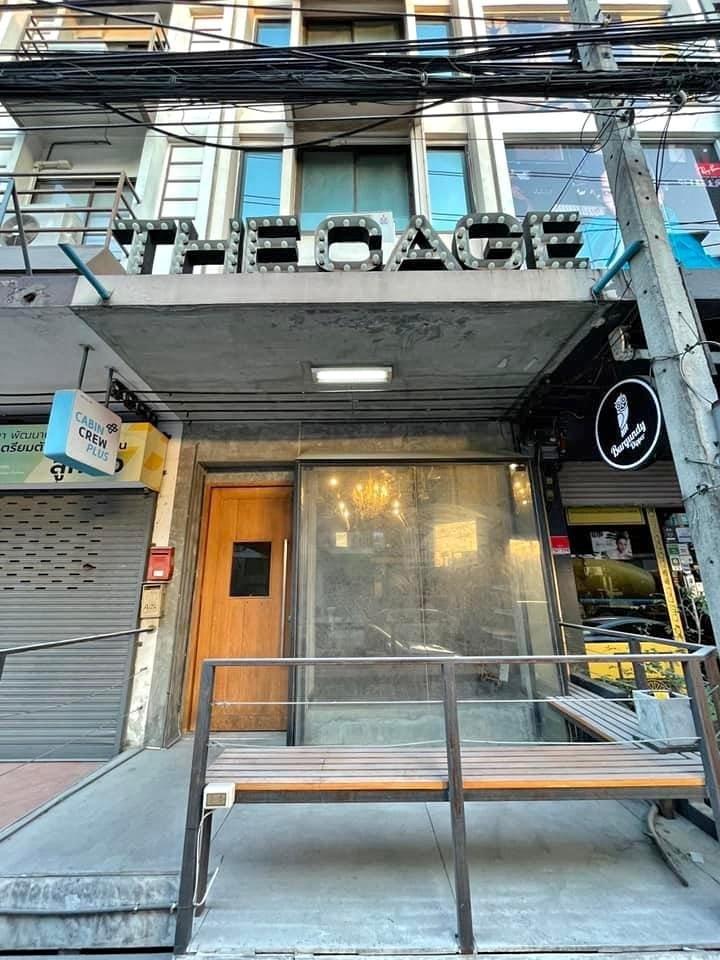 ให้เช่าอาคารพาณิชย์ 4.5 ชั้น เนื้อที่ 52 ตารางวา หน้ากว้าง 4 เมตร ความลึก 12 เมตร ติดสี่เเยกรัชดา-ลาดพร้าว ใกล้สถานี MRT ลาดพร้าว
