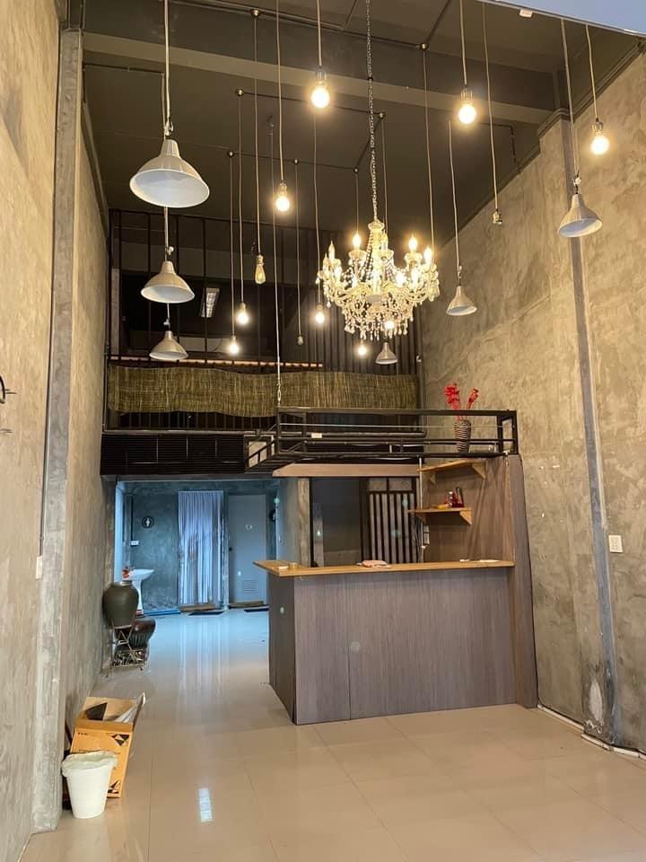 ให้เช่าอาคารพาณิชย์ 4.5 ชั้น เนื้อที่ 52 ตารางวา หน้ากว้าง 4 เมตร ความลึก 12 เมตร ติดสี่เเยกรัชดา-ลาดพร้าว ใกล้สถานี MRT ลาดพร้าว