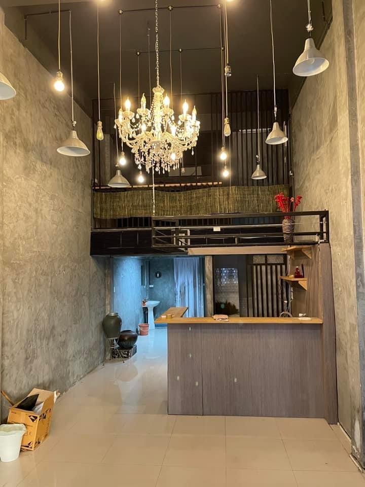 ให้เช่าอาคารพาณิชย์ 4.5 ชั้น เนื้อที่ 52 ตารางวา หน้ากว้าง 4 เมตร ความลึก 12 เมตร ติดสี่เเยกรัชดา-ลาดพร้าว ใกล้สถานี MRT ลาดพร้าว