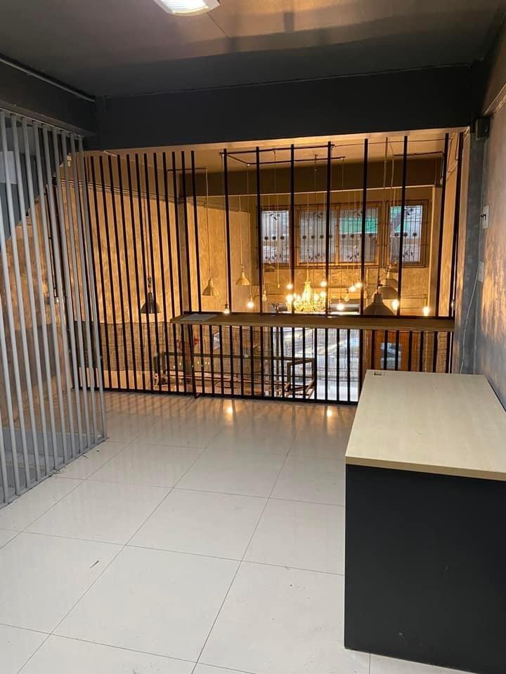 ให้เช่าอาคารพาณิชย์ 4.5 ชั้น เนื้อที่ 52 ตารางวา หน้ากว้าง 4 เมตร ความลึก 12 เมตร ติดสี่เเยกรัชดา-ลาดพร้าว ใกล้สถานี MRT ลาดพร้าว