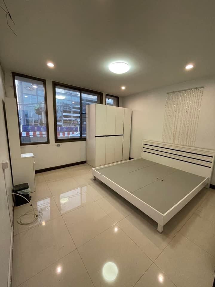 ให้เช่าอาคารพาณิชย์ 4.5 ชั้น เนื้อที่ 52 ตารางวา หน้ากว้าง 4 เมตร ความลึก 12 เมตร ติดสี่เเยกรัชดา-ลาดพร้าว ใกล้สถานี MRT ลาดพร้าว