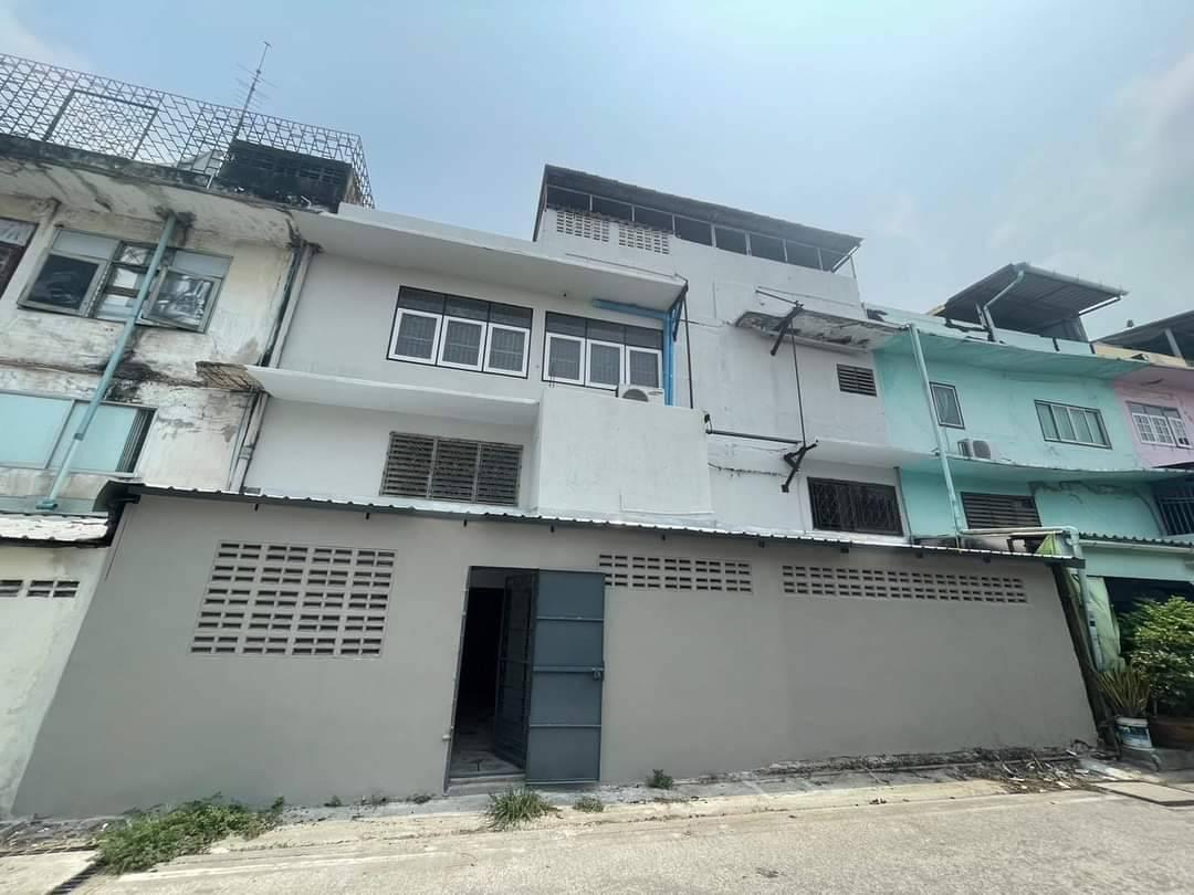 ให้เช่าอาคารพาณิชย์ 3 คูหา เนื้อที่ 36 ตารางวา  3 ห้องนอน  4 ห้องน้ำ ติดถนนเทพารักษ์ ใกล้บิ๊กซีบางพลี